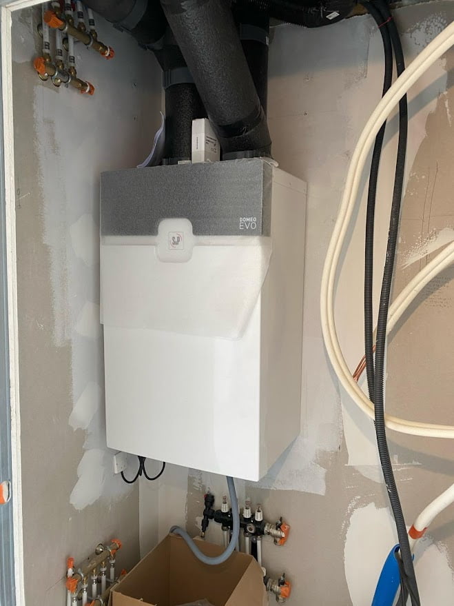 Découvrez une installation complète de VMC double flux Doméo EVO, incluant les connexions hydrauliques et électriques, pour une ventilation optimale.
