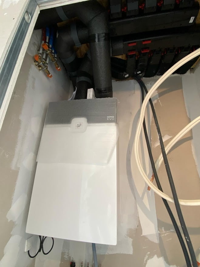 Découvrez l'installation d'une VMC double flux Doméo EVO, un système performant pour améliorer la qualité de l'air intérieur et réduire la consommation énergétique.