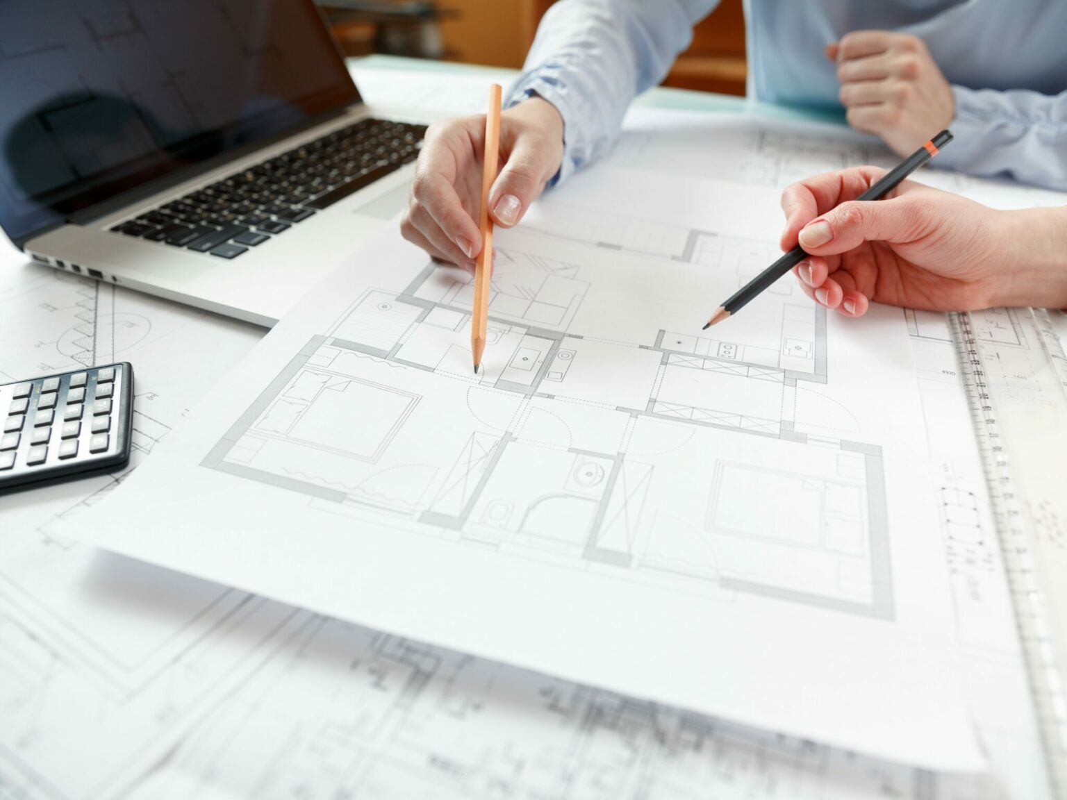 Équipe d’ingénieurs en train de planifier un système de VMC double flux innovant.