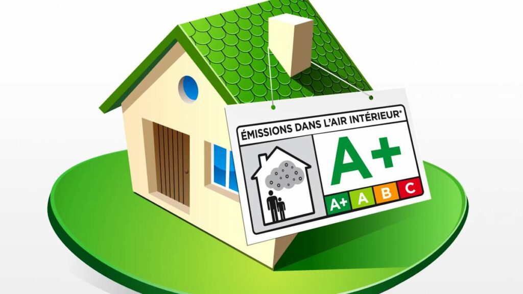Maison écologique avec une étiquette A+ indiquant une excellente qualité de l’air intérieur grâce à de faibles émissions de polluants.