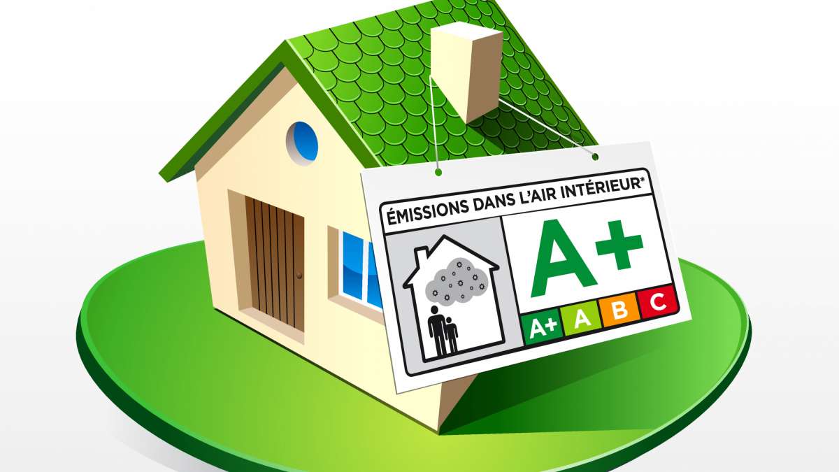 Maison écologique avec une étiquette A+ indiquant une excellente qualité de l’air intérieur grâce à de faibles émissions de polluants.