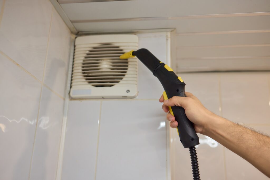 Nettoyage et entretien VMC pour assurer une ventilation optimale.