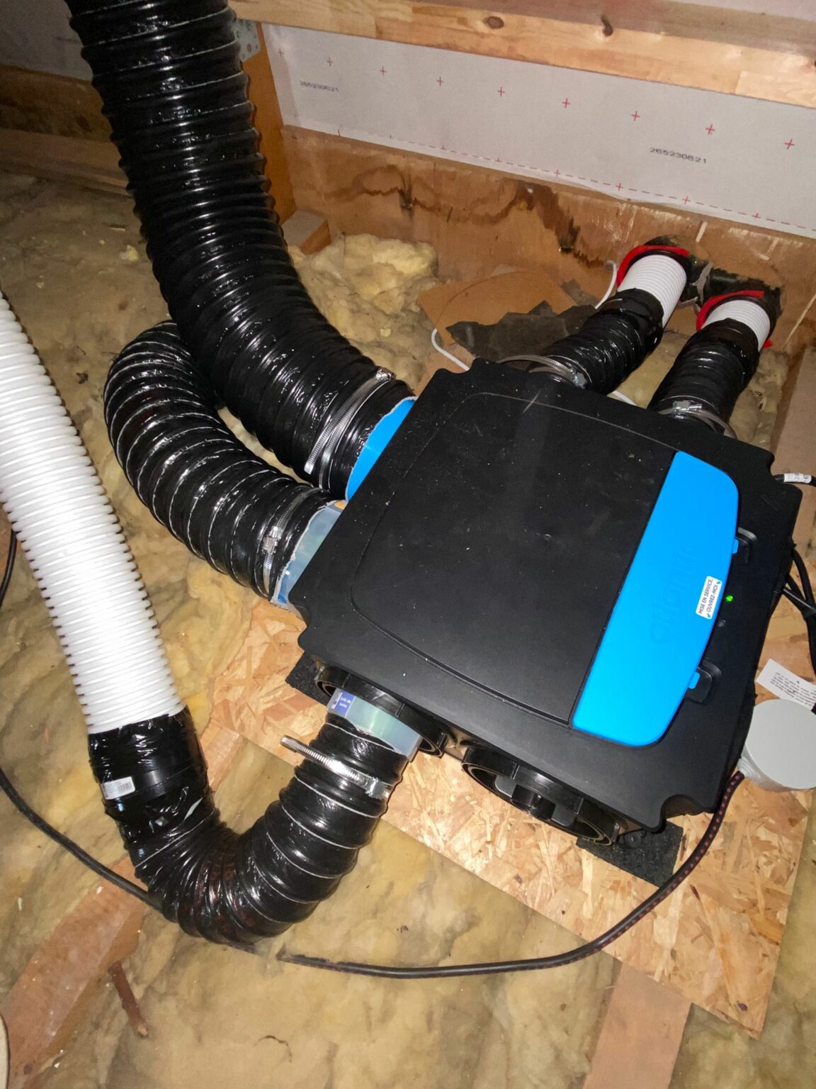 Caisson de VMC simple flux Atlantic raccordé aux gaines d’aération à Bons-en-Chablais.