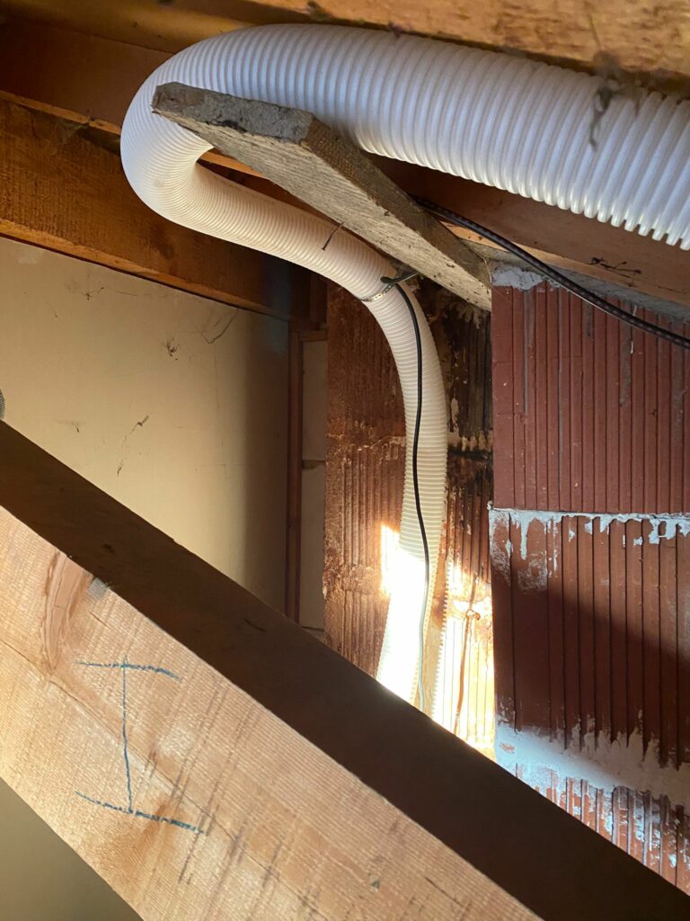 Gaines de ventilation raccordées à la VMC simple flux Atlantic dans les combles à Bons-en-Chablais.