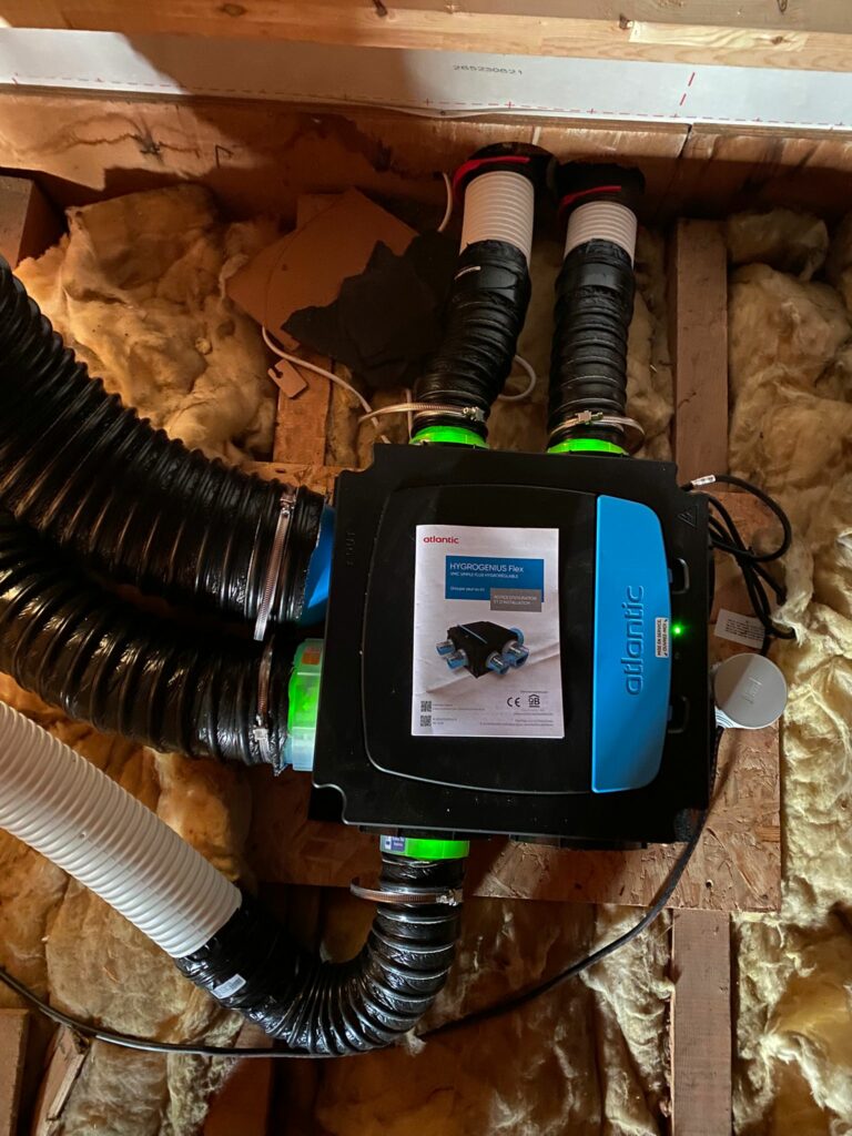 Installation du caisson VMC simple flux Atlantic Octéo Hygro Écowatt à Bons-en-Chablais.