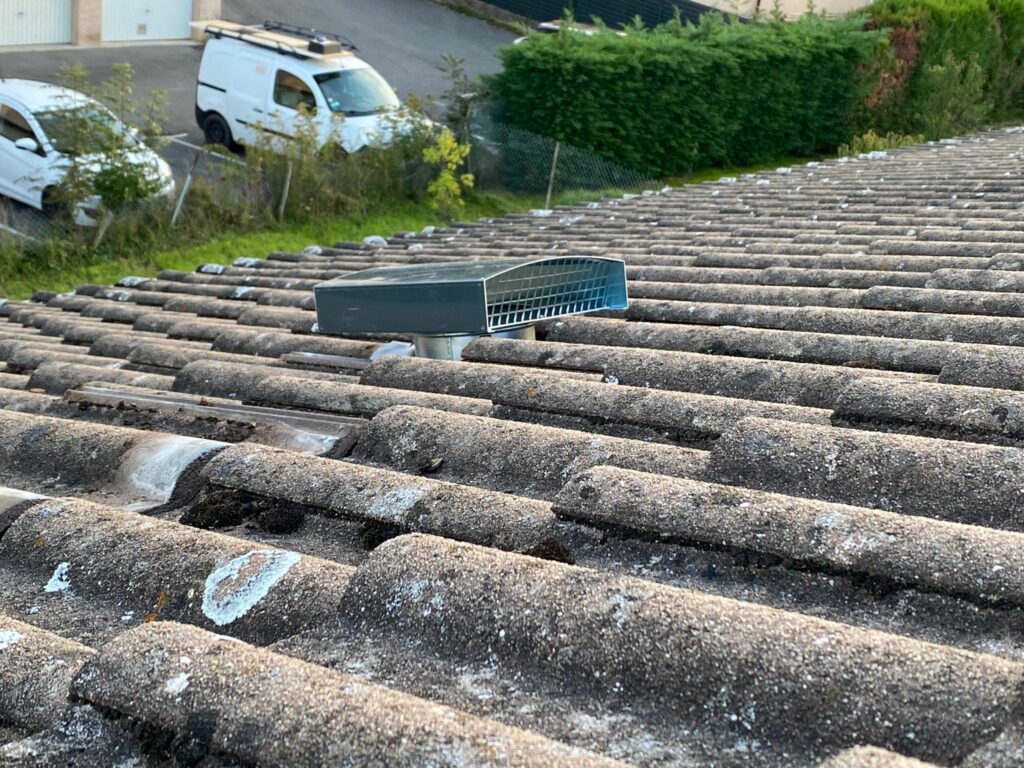 Sortie de toit pour VMC simple flux Atlantic installée à Bons-en-Chablais par MB-Ventilation.