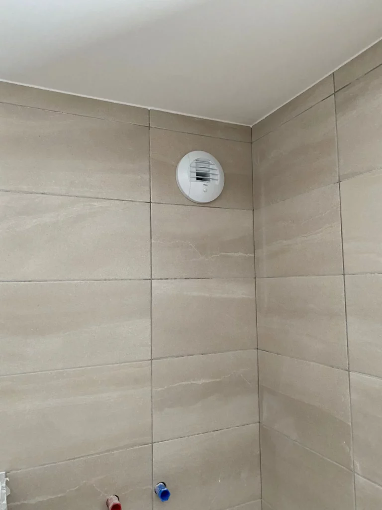 Réseau de gaines isolées pour installation VMC simple flux S&P hygroréglable raccordé au caisson à Lullin.