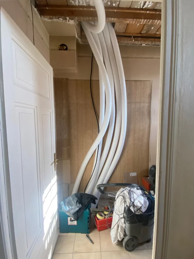 Passage vertical de gaines de ventilation pour installation VMC double flux à Thonon-les-Bains.