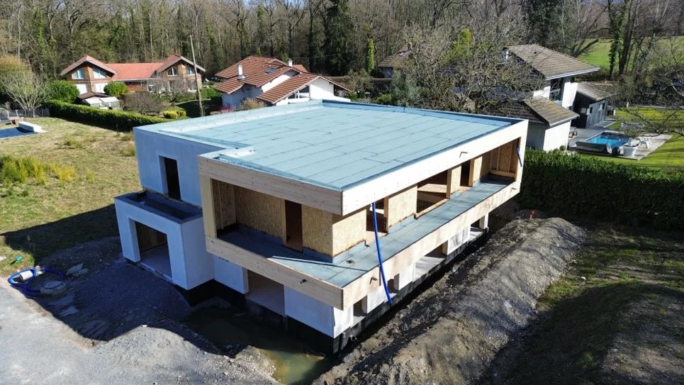 Chantier nécessitant l'installation d'une VMC double-flux dans une maison neuve à toit plat.