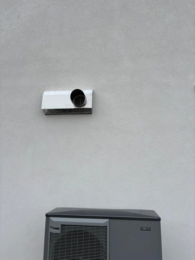 Grille extérieure finalisant l'installation d'une VMC double-flux dans une maison neuve.