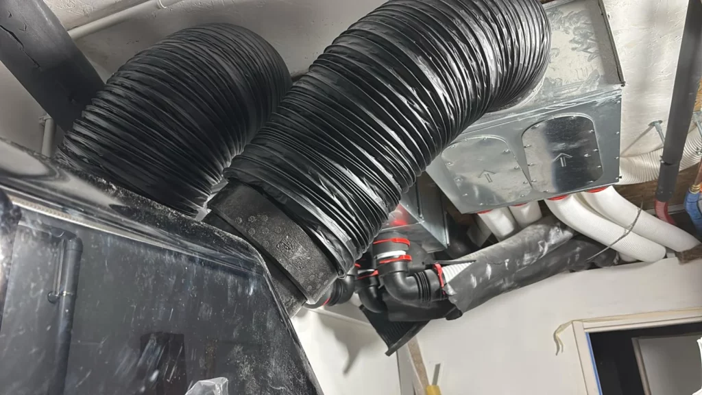 Caisson de répartition d'air pour l'installation d'une VMC double-flux dans une maison neuve.