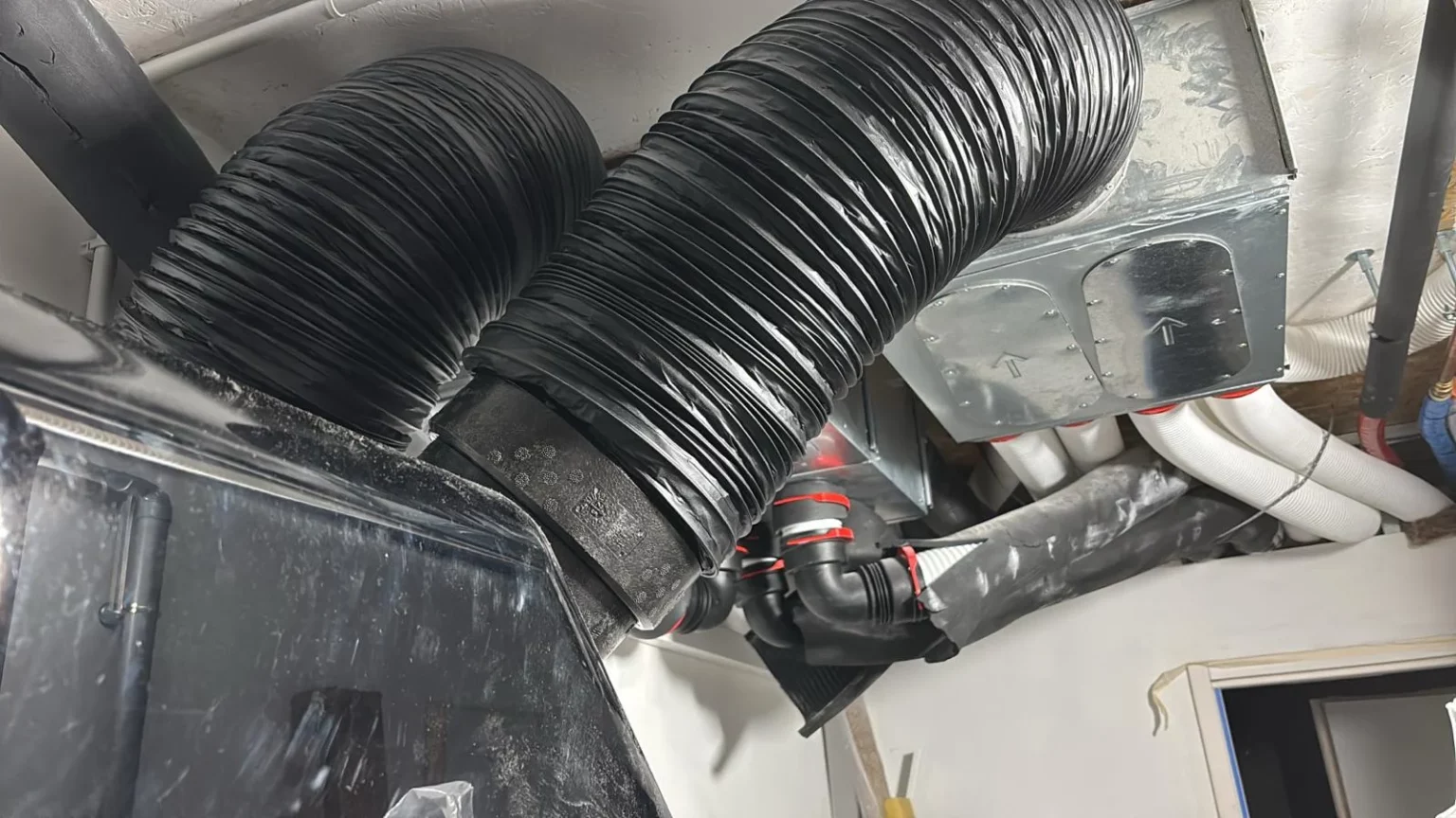 Caisson de répartition d'air pour l'installation d'une VMC double-flux dans une maison neuve.