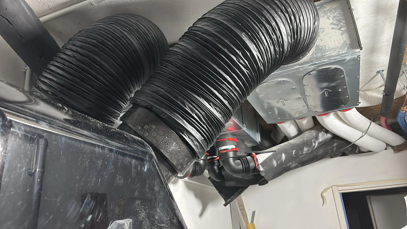 Caisson de répartition d'air pour l'installation d'une VMC double-flux dans une maison neuve.