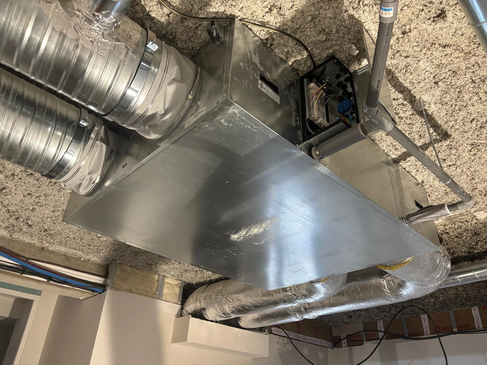 Raccordements électriques et hydrauliques d'une VMC double-flux dans une crèche à Evian.