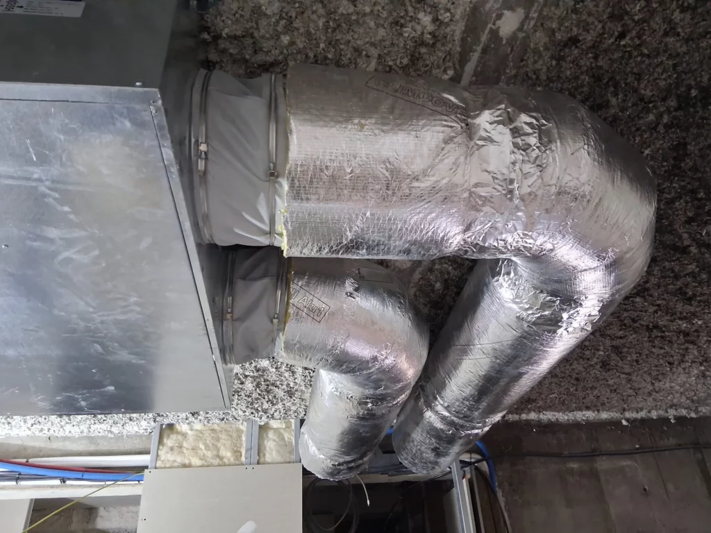 Coudes de ventilation isolés raccordés à une VMC double-flux de crèche à Evian.