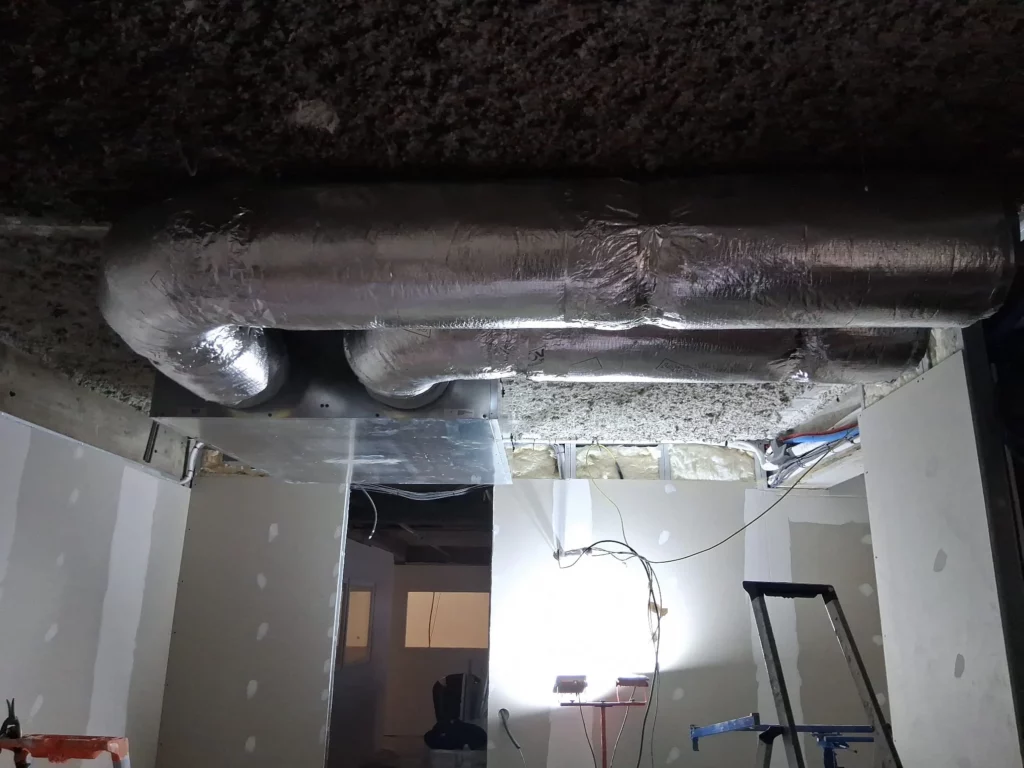 Réseau de gaines isolées pour système de VMC double-flux dans une crèche à Evian.