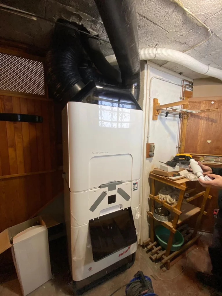 Centrale de traitement d'air Zehnder ComfoClime installée verticalement dans un local technique.