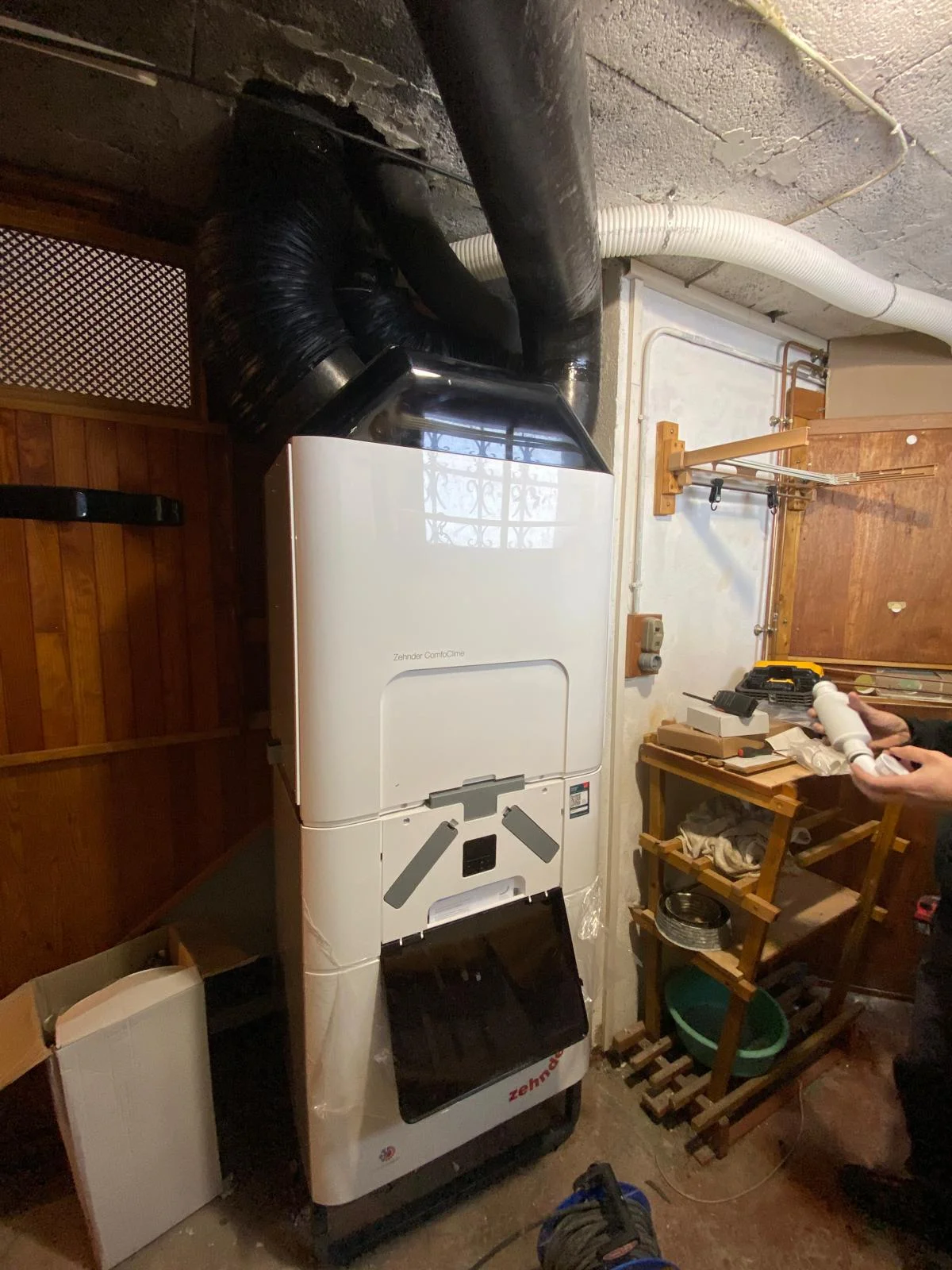 Centrale de traitement d'air Zehnder ComfoClime installée verticalement dans un local technique.