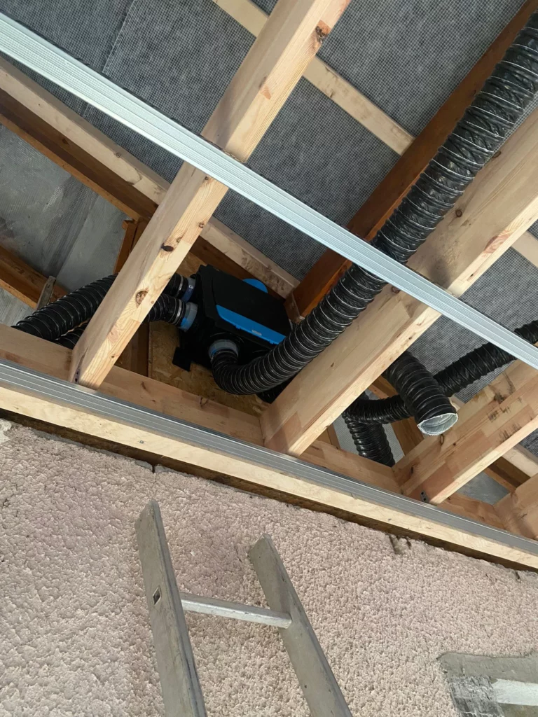 Installation VMC simple flux à Bons-en-Chablais : caisson de ventilation intégré dans l'ossature bois du plafond