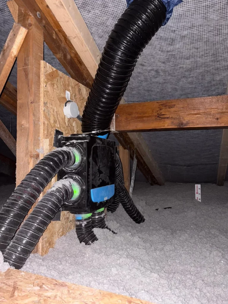 Installation VMC simple flux à Bons-en-Chablais : centrale de ventilation posée dans les combles avec gaines raccordées