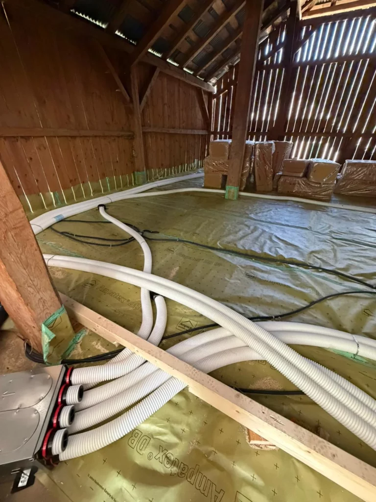 Caisson de distribution VMC double flux avec gaines annelées blanches dans comble à Vacheresse