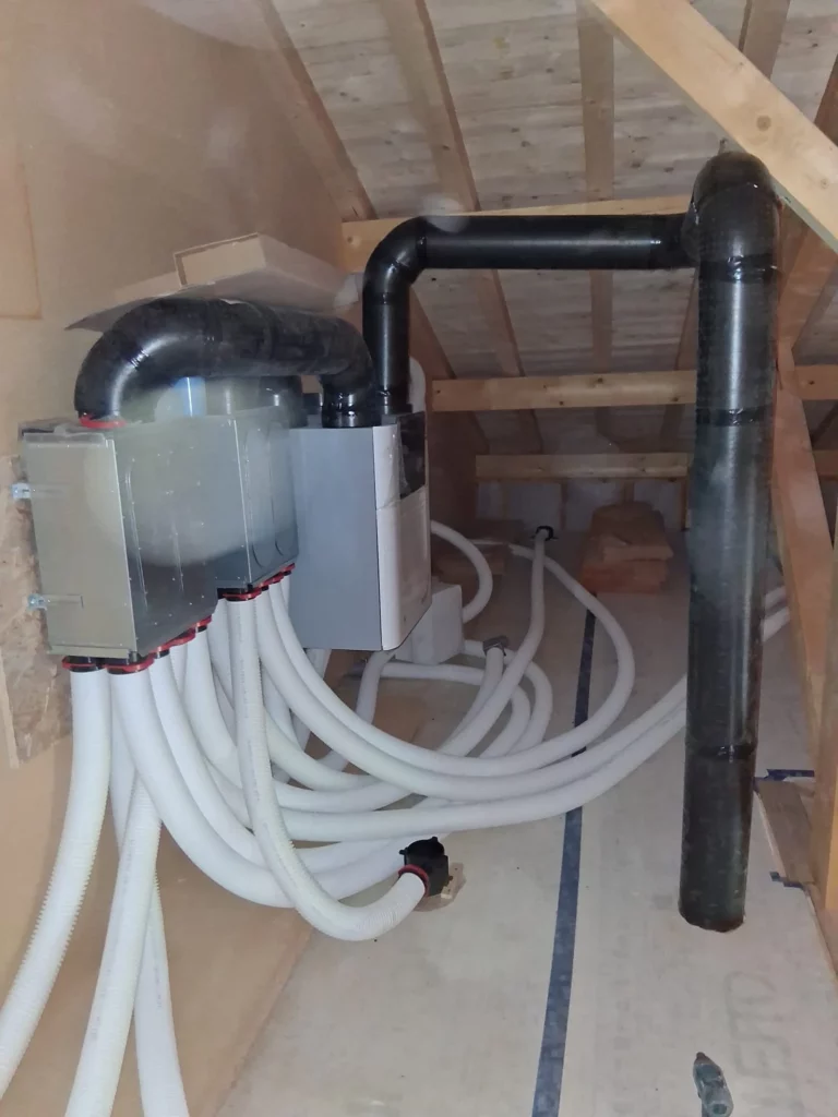 Installation d'une VMC double-flux dans une maison neuve à Peillonnex, caisson et gaines en combles