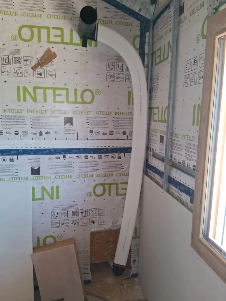 Gaine de VMC double-flux et membrane d'étanchéité à l'air dans une maison neuve à Peillonnex