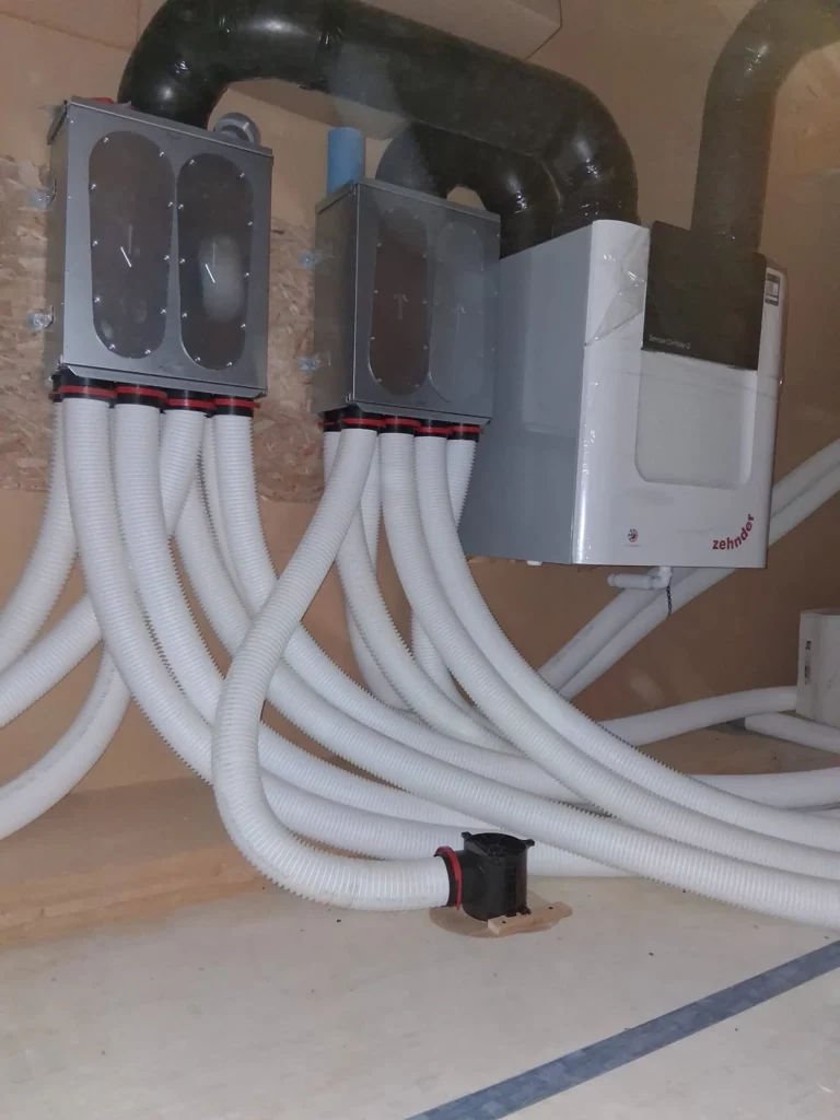 Répartiteurs et gaines souples d'une VMC double-flux dans une maison neuve à Peillonnex