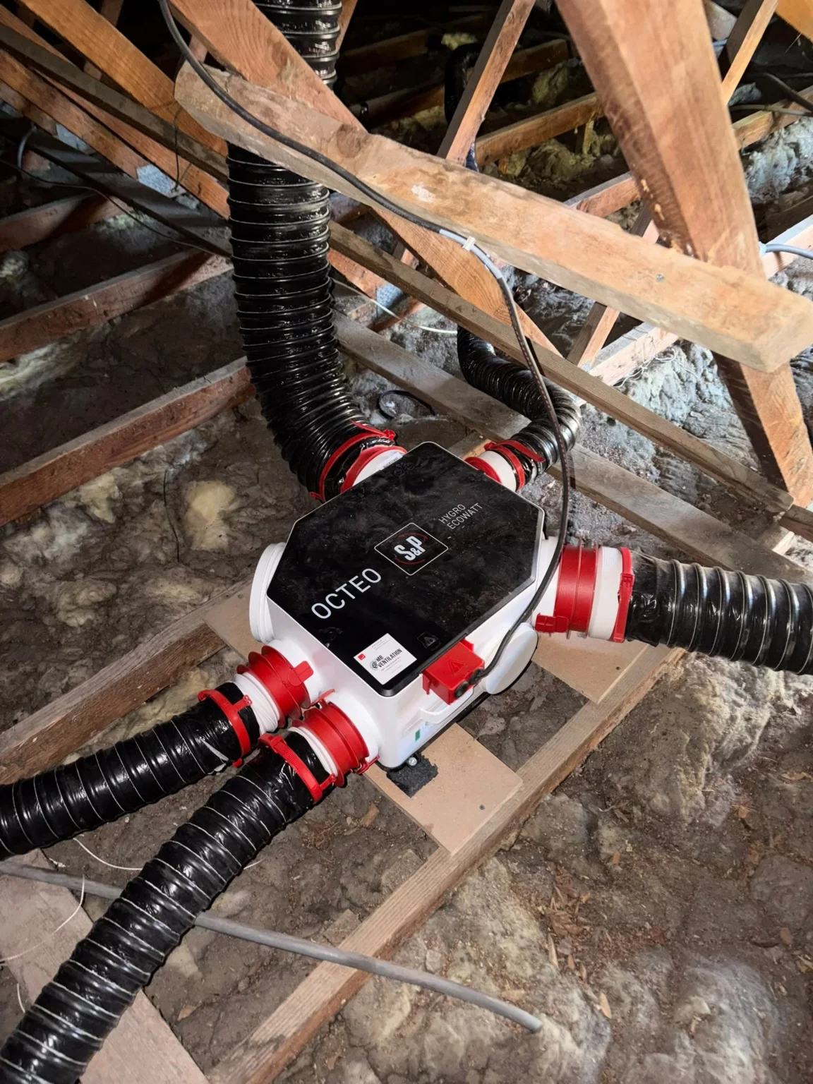 Caisson S&P Octeo Hygro installé dans des combles lors d'une rénovation de VMC simple flux à Veigy