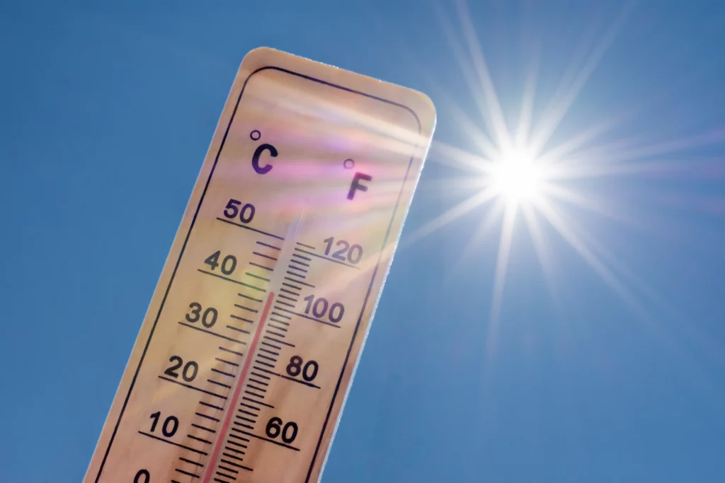 Thermomètre affichant plus de 35 °C en plein soleil, enjeu de la VMC double flux en période de canicule