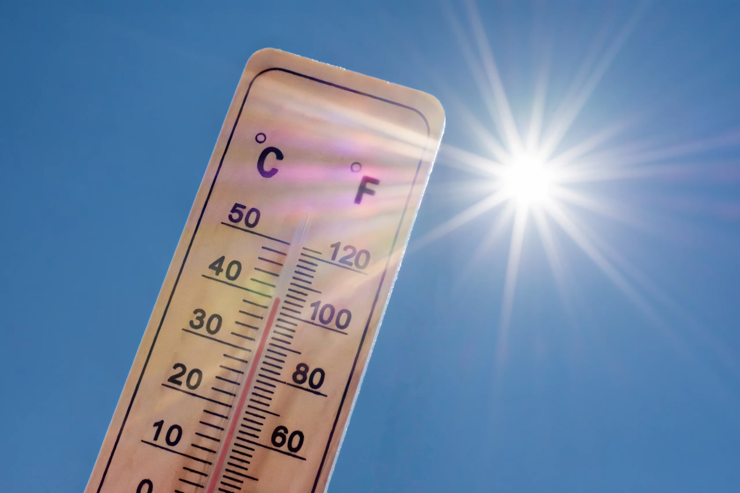 Thermomètre affichant plus de 35 °C en plein soleil, enjeu de la VMC double flux en période de canicule